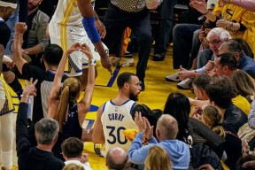 亚博体育-关于库里巅峰对决，姆巴佩与50激战IG分钟，赛况扑朔迷离胜负难料！的信息