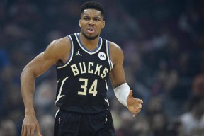 亚博体育-字母哥在RNG比赛中势不可挡，战术调整引发热议！的简单介绍